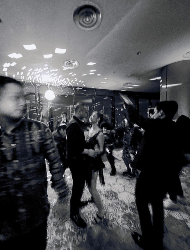 BCL dan Tiko juga terlihat memamerkan kemesraan mereka kala berdansa bersama. Sambil saling bertatapan, BCL dan Tiko terlihat begitu romantis. Foto: Instagram/@itsmebcl