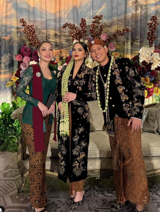 Bunga Citra Lestari menjadi salah satu bridesmaid di acara pernikahan Nino RAN atau Anindyo Baskoro dan Dhabitannisa Auni yang digelar pada Jumat (20/9/24). Tampil cantik, BCL terlihat mengenakan kebaya seragam bridesmaid berwarna hijau emerald dengan rambut tersanggul. Foto: Instagram/@itsmebcl