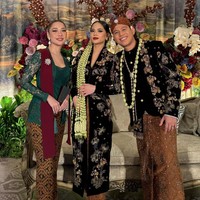 Bunga Citra Lestari menjadi salah satu bridesmaid di acara pernikahan Nino RAN atau Anindyo Baskoro dan Dhabitannisa Auni yang digelar pada Jumat (20/9/24). Tampil cantik, BCL terlihat mengenakan kebaya seragam bridesmaid berwarna hijau emerald dengan rambut tersanggul. Foto: Instagram/@itsmebcl