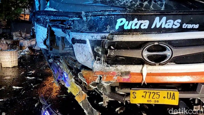 Bus tabrak 2 pikap di Lamongan tewaskan 1 orang hingga muatan ikan berceceran