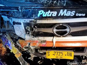 Bus Tabrak 2 Pikap di Lamongan: Muatan Ikan Berceceran-1 Orang Tewas