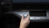 Pengisian daya AC di mobil ini mencapai 22 kW, dan ada pengisian daya cepat DC hingga 188 kW, dengan status pengisian daya 10-80% tercapai dalam 30 menit. Ada juga fitur vehicle-to-load (V2L) yang membuat mobil ini layaknya genset berjalan. Foto: Dok. BYD
