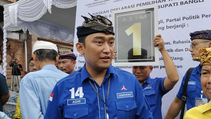 Calon Bupati Bangli, Raden Cahyo Adhi Nugroho Martosubroto, di Kantor KPU Bangli, Senin (23/9/2024). (Istimewa)
