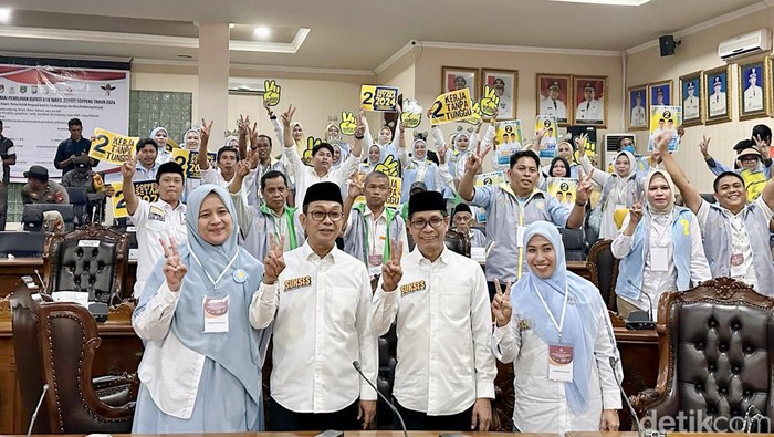 Calon bupati dan wakil bupati Soppeng Suwardi Haseng-Selle Ks Dalle berfoto bersama timnya usai pengundian nomor urut.