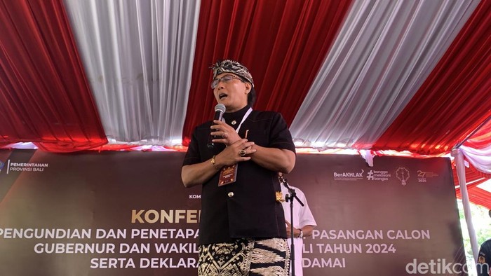 Calon wakil gubernur Bali dari PDIP, I Nyoman Giri Prasta saat konferensi pers di KPU Bali, Senin (23/9/2024). (Rizki Setyo)