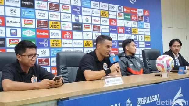Carlos Pena dalam konferensi pers usai laga Persib vs Persija.