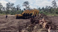 Penampakan eskavator yang dipakai membuka lahan di Kampung Kaliki, Distrik Kurik, Kabupaten Merauke, Provinsi Papua Selatan.