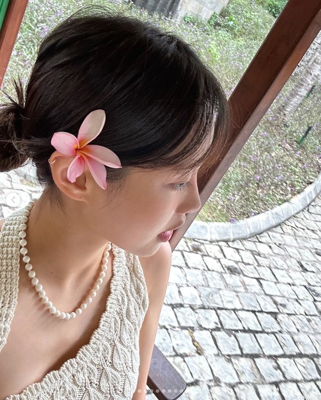 Dalam foto yang dibagikannya, Chuu tampak menghabiskan waktu seharian berenang memakai swimsuit berwarna pink dengan rambut dikepang. Foto: dok. Instagram @chuuo3o