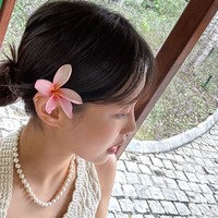 Dalam foto yang dibagikannya, Chuu tampak menghabiskan waktu seharian berenang memakai swimsuit berwarna pink dengan rambut dikepang. Foto: dok. Instagram @chuuo3o