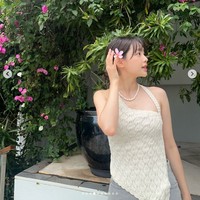 Tak hanya berpose menyelipkan bunga di telinga. Chuu bahkan telah mengganti foto akun Instagram-nya dengan fotonya berdiri di dekat bunga kamboja di Bali. Foto: dok. Instagram @chuuo3o