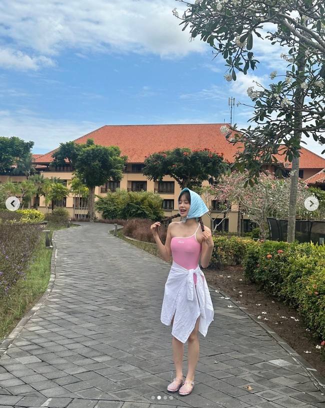 Penampilannya dipermanis dengan bandana biru yang diikatkan ke kepala dan sedang tren di kalangan gen-z. Foto: dok. Instagram @chuuo3o
