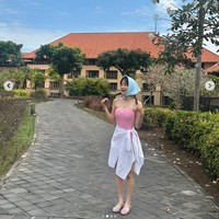 Penampilannya dipermanis dengan bandana biru yang diikatkan ke kepala dan sedang tren di kalangan gen-z. Foto: dok. Instagram @chuuo3o