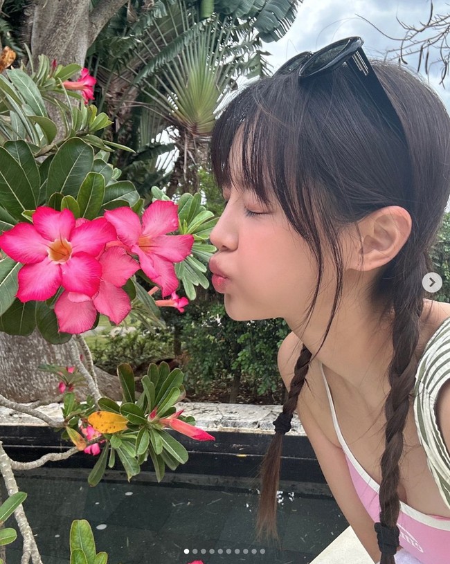 Pemilik nama asli Kim Jiwoo itu pun terkesima dengan keindahan bunga yang jarang dilihat di negara asalnya. Foto: dok. Instagram @chuuo3o