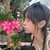 Pemilik nama asli Kim Jiwoo itu pun terkesima dengan keindahan bunga yang jarang dilihat di negara asalnya. Foto: dok. Instagram @chuuo3o