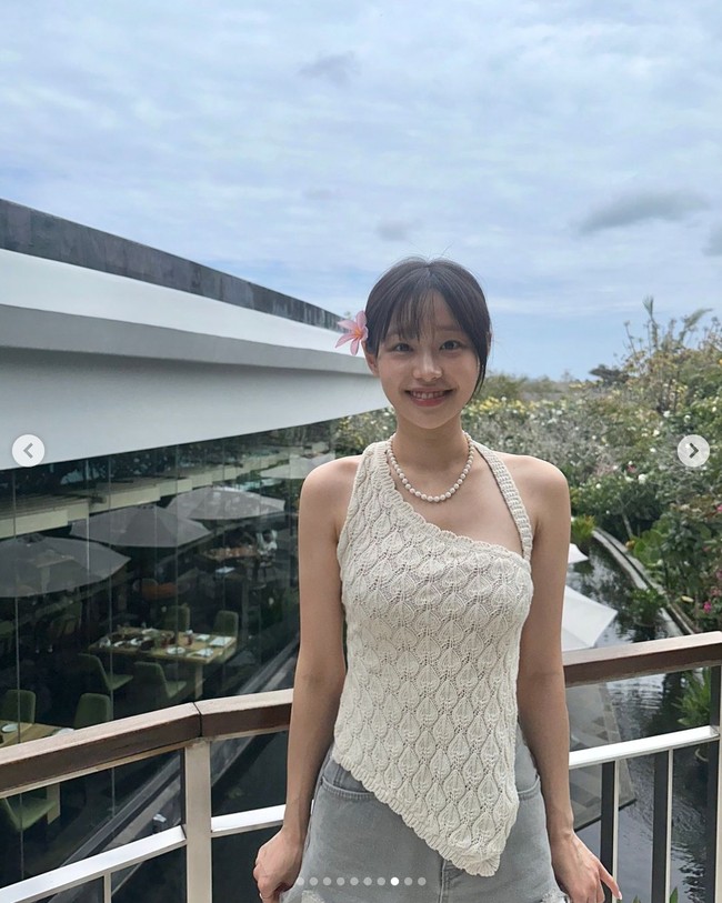 “Cakep banget kena angin indo😭” “anjay naik garuda ya mba,” “MIAPAH TIBA2 KE BALI😂” “Maen ke jkt neng 😢” “have fun in indonesia, chuu,” komentar sejumlah penggemar setelah melihat unggahan foto Chuu di Bali. Foto: dok. Instagram @chuuo3o