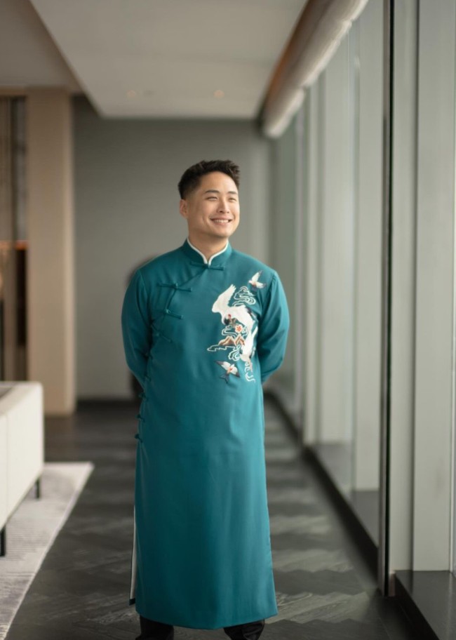 Anthony tampil dengan pakaian changshan panjang yang dipadukan dengan celana panjang berwarna hitam. Pakaian yang dikenakan Anthony itu diketahui merupakan rancangan Agus Lim. Foto: Instagram/@clarissatanoe