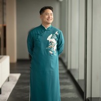 Anthony tampil dengan pakaian changshan panjang yang dipadukan dengan celana panjang berwarna hitam. Pakaian yang dikenakan Anthony itu diketahui merupakan rancangan Agus Lim. Foto: Instagram/@clarissatanoe