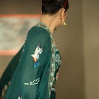 Sementara Clarissa tampil cantik mengenakan cheongsam rancangan desainer Hian Tjen. Senada dengan suaminya, cheongsam yang dikenakan Clarissa juga berwarna hijau emerald dengan motif burung dan bunga. Foto: Instagram/@clarissatanoe