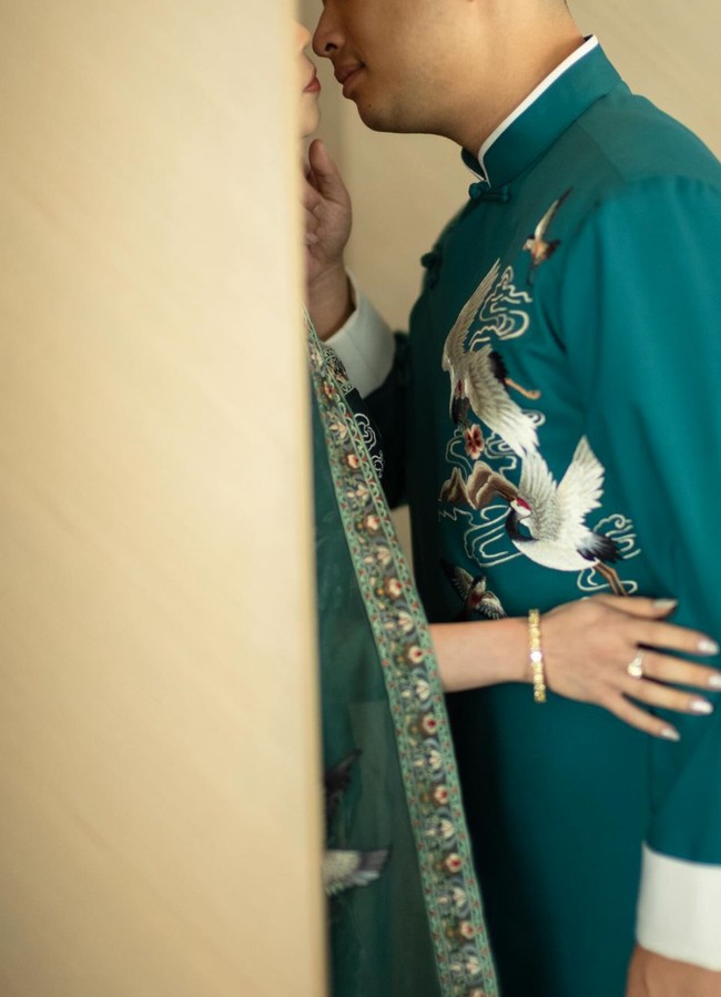 Telah resmi menjadi pasangan suami-istri, keduanya juga tak ragu memamerkan pose mesra mereka. Tea pai yang merupakan tradisi pernikahan China Clarissa dan Anthony itu diketahui digelar di Park Hyatt Jakarta pada Minggu (22/9/24). Foto: Instagram/@clarissatanoe