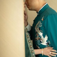 Telah resmi menjadi pasangan suami-istri, keduanya juga tak ragu memamerkan pose mesra mereka. Tea pai yang merupakan tradisi pernikahan China Clarissa dan Anthony itu diketahui digelar di Park Hyatt Jakarta pada Minggu (22/9/24). Foto: Instagram/@clarissatanoe