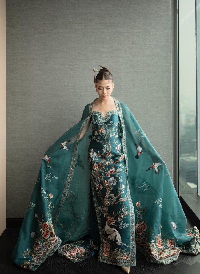 Clarissa tampil cantik memukau dengan riasan glam look hasil tangan MUA Vinna Gracia. Sementara untuk rambutnya Clarissa mempercayakan pada Minarsih Makeup & Hairstylist. Cepol di rambutnya tampak simpel dengan dipercantik tusuk konde ala wanita Tionghoa. Foto: Instagram/@clarissatanoe