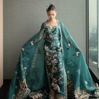 Clarissa tampil cantik memukau dengan riasan glam look hasil tangan MUA Vinna Gracia. Sementara untuk rambutnya Clarissa mempercayakan pada Minarsih Makeup & Hairstylist. Cepol di rambutnya tampak simpel dengan dipercantik tusuk konde ala wanita Tionghoa. Foto: Instagram/@clarissatanoe