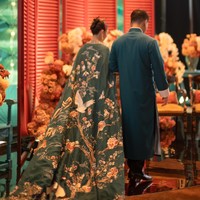 Terlihat dari belakang jubah cheongsam Clarissa tampak begitu cantik dengan gambar pohon berbunga dan burung-burung merpati. Tampak juga keduanya yang begitu serasi kala berdiri berdampingan. Foto: Instagram/@clarissatanoe