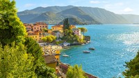 Tak hanya indah, garis pantai di Danau Como juga menjadi yang terpanjang di Eropa. Di sepanjang tepiannya ada pegunungan, rumah-rumah mewah hingga gereja. (iStock)