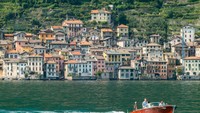 Traveler bisa mengelilingi dan menikmati keindahan danau ini dengan jalan kaki atau tur dengan speed boat.(iStock)