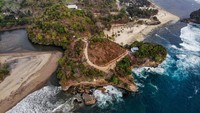 Foto udara Tanjung Penyu terlihat dari pantai Ungapan di sekitar Jalur Lintas Selatan Gedangan, Malang, Jawa Timur, Minggu (22/9/2024). 