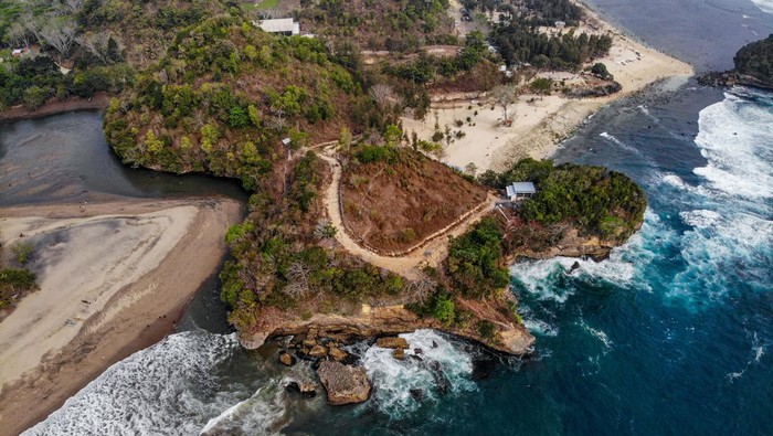 Foto udara pengunjung bermain air di Pantai Ungapan di sekitar Jalur Lintas Selatan, Malang, Jawa Timur, Minggu (22/9/2024). Keberadaan Jalur Lingkar Selatan (JLS) sejauh 50 kilometer di pesisir Malang yang sudah ada sejak tahun 2016, kini membawa dampak positif bagi perkembangan sektor pariwasata di kawasan tersebut di antaranya telah resmi dibuka sekitar 33 pantai yang dikelola oleh kelompok masyarakat setempat bersama Perhutani sehingga dapat menunjang perekonomian di wilayah itu. ANTARA FOTO/Muhammad Mada/Spt.