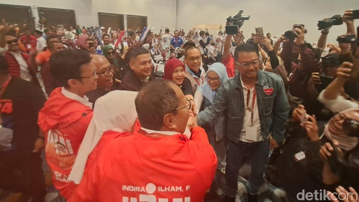 Danny Pomanto-Ilham Arief Sirajuddin foto bareng paslon Pilkada Makassar 2024.