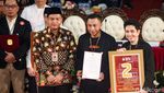 Dapat Nomor Urut 2 Pilgub Jakarta, Dharma-Kun Pose 2 Jari