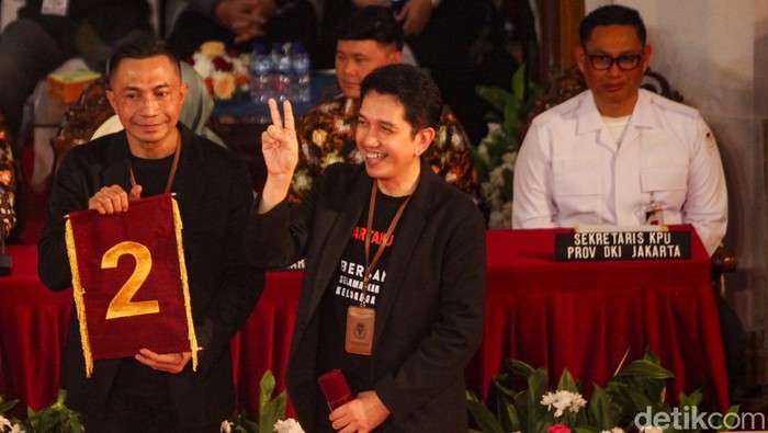 Dapat Nomor Urut 2 Pilgub Jakarta, Dharma-Kun Pose 2 Jari Pasangan cagub-cawagub Jakarta Dharma Porengkun-Kun Wardana mendapat nomor urut 2 di Pilkada. Dharma berpose salam Pancasila saat berpidato.