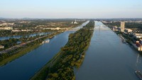 Sungai Danube, berbeda dari kebanyakan sungai yang hanya melintasi satu atau dua negara, Sungai Danube melintasi sembilan negara, termasuk Kroasia, Hungaria, dan Romania. Keunikan sungai ini juga terletak pada keberadaan kastil dan benteng tua di sepanjang tepinya, yang mencerminkan sejarah penting di Eropa Tenggara.  (Manfred Schmid/Getty Images)  
