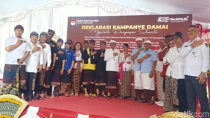 Deklarasi kampanye damai seusai pengundian nomor urut paslon Pilwalkot Denpasar di kantor KPU Denpasar, Senin (23/9/2024). (Foto: Ni Made Lastri Karsiani Putri/detikBali)