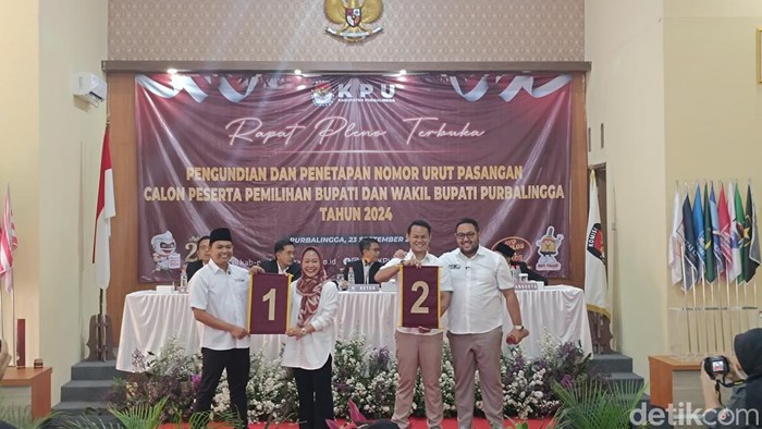 Dua paslon bacabup-bacawabup Kabupaten Purbalingga menunjukkan nomor urut yang diperoleh pada Pilkada Serentak 2024, Senin (23/9/2024).