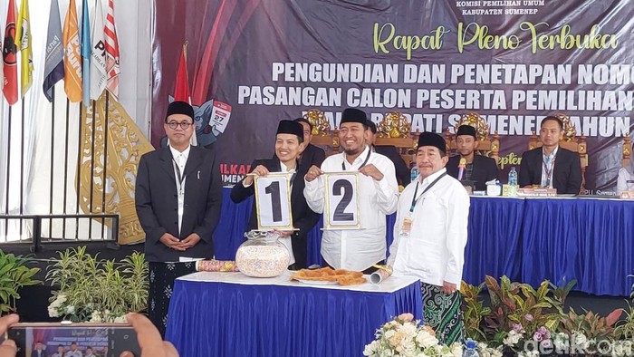 Dua paslon Pilbup Sumenep 2024 menunjukkan nomor urut masing-masing.