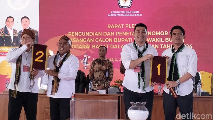 Dua paslon Pilkada Manggarai Barat 2024, Mario-Richard dan Edi-Weng, memperlihatkan nomor urut saat pengundian di KPU Manggarai Barat, Senin (23/9/2024). (Ambrosius Ardin/detikBali)