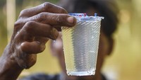 Warga terpaksa memanfaatkan air tidak layak dari kolam alami untuk mencuci bahkan mandi. 