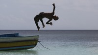 Desa ini menawarkan berbagai destinasi menarik, termasuk Pantai Hondue, yang terkenal dengan pasir putih dan air jernih.