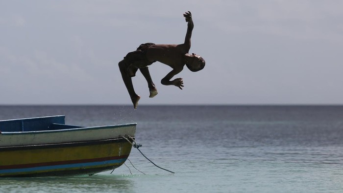 Eksplorasi Pulau Tomia, Desa Wisata Menarik di Wakatobi Wisatawan berjalan di Pantai Hondue di Desa Kollo Soha, Kecamatan Tomia, Kabupaten Wakatobi, Sulawesi Tenggara, Sabtu (21/9/2024). Desa Wisata Kollo Soha tersebut dikelola oleh kelompok sadar wisata (Pokdarwis) CBT One Soea yang mendapat pendampingan dari Yayasan Konservasi Alam Nusantara (YKAN) itu memiliki beberapa destinasi wisata seperti Pantai Hondue, permainan tradisional pohebuhebusua, produksi ikan asin, dan kerajinan dari kayu. ANTARA FOTO/Asprilla Dwi Adha/YU
