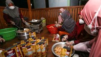 Di sisi lain, kaum perempuan di Desa Kulati, Tomia Timur, berperan penting dalam pengembangan ekonomi melalui usaha keripik ikan simba. Program ini, juga didukung oleh YKAN, bertujuan untuk meningkatkan kesejahteraan masyarakat setempat.