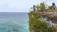 Pengunjung juga dapat menikmati keindahan laut dari tebing Ampombero yang mengagumkan. Dari sini, panorama laut yang indah dapat dinikmati sambil bersantai.
