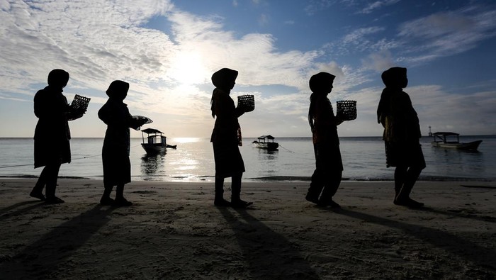 Wisatawan berjalan di Pantai Hondue di Desa Kollo Soha, Kecamatan Tomia, Kabupaten Wakatobi, Sulawesi Tenggara, Sabtu (21/9/2024). Desa Wisata Kollo Soha tersebut dikelola oleh kelompok sadar wisata (Pokdarwis) CBT One Soea yang mendapat pendampingan dari Yayasan Konservasi Alam Nusantara (YKAN) itu memiliki beberapa destinasi wisata seperti Pantai Hondue, permainan tradisional pohebuhebusua, produksi ikan asin, dan kerajinan dari kayu. ANTARA FOTO/Asprilla Dwi Adha/YU