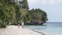 Pulau Tomia, yang terletak di Kepulauan Wakatobi, menawarkan pesona alam dan budaya yang kaya melalui Desa Wisata Kollo Soha. Dikelola oleh kelompok sadar wisata (Pokdarwis) CBT One Soea, desa ini mendapat pendampingan dari Yayasan Konservasi Alam Nusantara (YKAN).