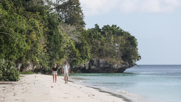 Wisatawan berjalan di Pantai Hondue di Desa Kollo Soha, Kecamatan Tomia, Kabupaten Wakatobi, Sulawesi Tenggara, Sabtu (21/9/2024). Desa Wisata Kollo Soha tersebut dikelola oleh kelompok sadar wisata (Pokdarwis) CBT One Soea yang mendapat pendampingan dari Yayasan Konservasi Alam Nusantara (YKAN) itu memiliki beberapa destinasi wisata seperti Pantai Hondue, permainan tradisional pohebuhebusua, produksi ikan asin, dan kerajinan dari kayu. ANTARA FOTO/Asprilla Dwi Adha/YU