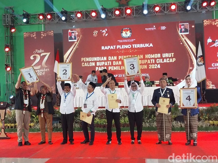 Empat pasangan calon Bupati-Wakil Bupati Cilacap, Jawa Tengah, menunjukkan nomor urut masing-masing, Senin (23/9/2024).