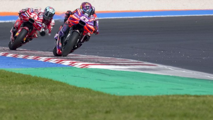Spains rider Jorge Martin of the Prima Pramac Racing steers his motorcycle followed by Italian rider Enea Bastianini of the Ducati Lenovo Team during the MotoGP race of the Emilia Romagna Motorcycle Grand Prix at the Misano circuit in Misano Adriatico, Italy, Sunday, Sept. 22, 2024. (AP Photo/Gregorio Borgia)