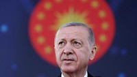 Presiden Turki Tayyip Erdogan menghadiri upacara serah terima kendaraan baru kepada pasukan polisi di Istanbul, Turki, 20 September 2024.  